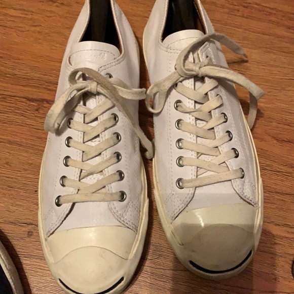 Slick Leather lowcut Converse sneaks
